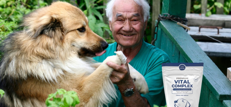 Opa mit seinem Hund und Premium Vital Complex